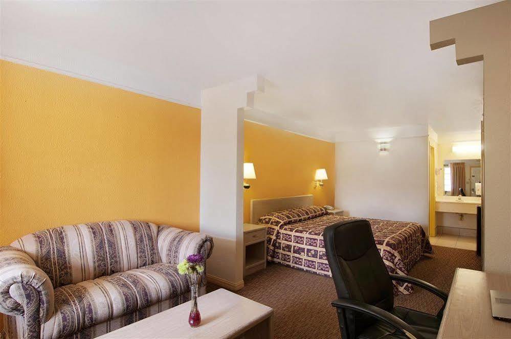Texas Inn & Suites Pharr/San Juan Экстерьер фото